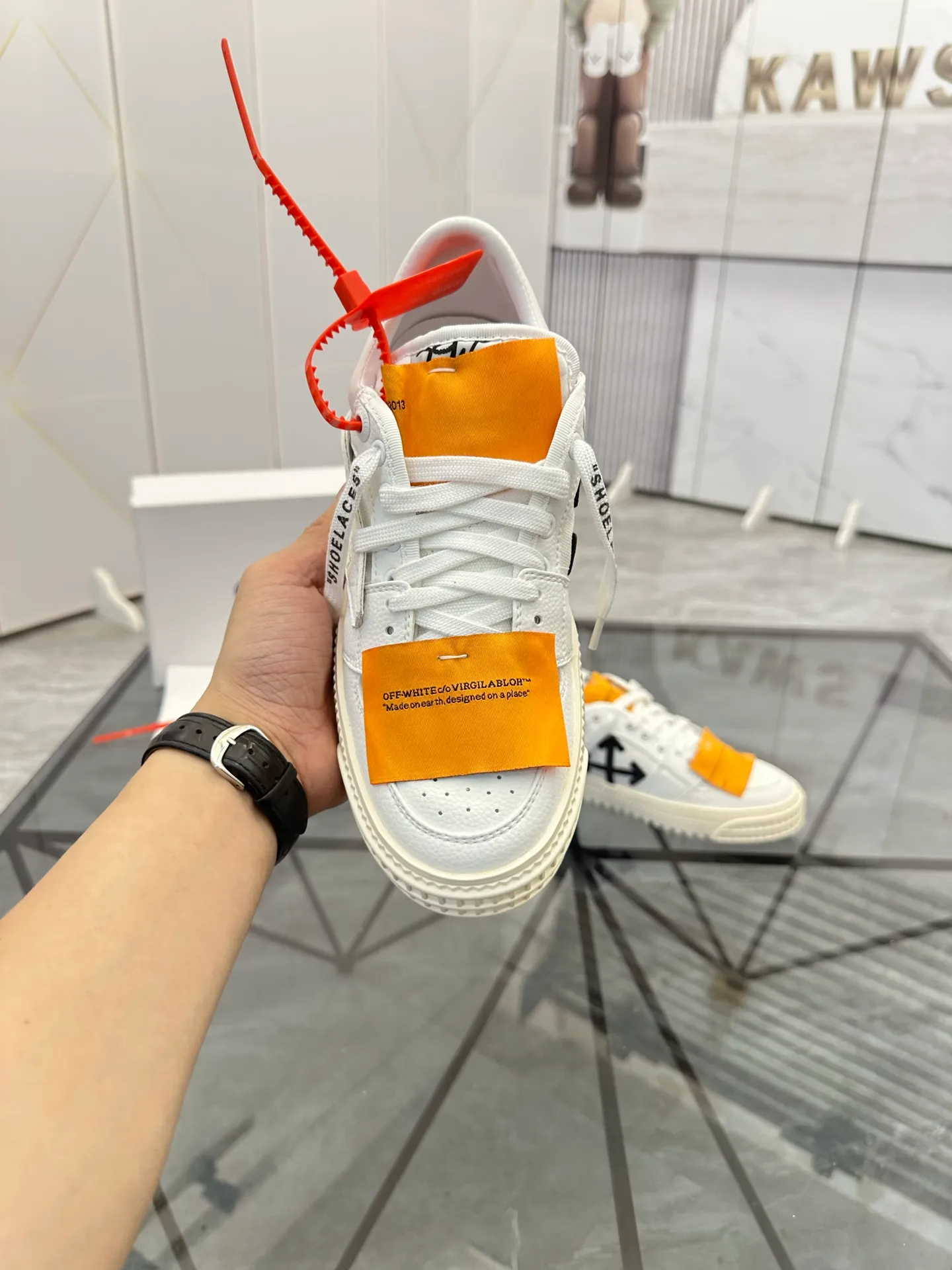 Selling men's shoes 💰: 💰P500¥ High-end top quality Product trademark: OFF WHITE *"OFF WHITE*" low-top casual shoes Regular size: 35-45 (can be customized to 46) Couple style Product materials: Upper imported first-layer cowhide stitched with original fabric, genuine leather lining, original outsole. No.: H203